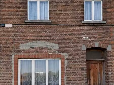 maison avec trois chambres  cour et jardin