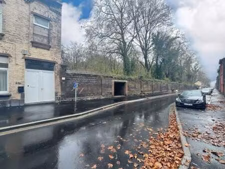 ensemble de 5 garages suivi d’un terrain situé à dampremy