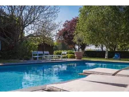 ferme au carré rénovée de 600m² sur un terrain de 5600m² !