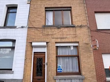 maison de ville avec une cour