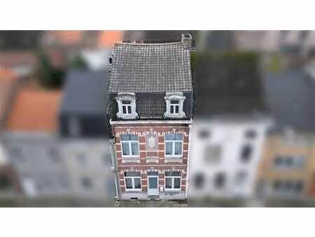 bonne maison d’habitation mitoyenne située sur 1a 30ca