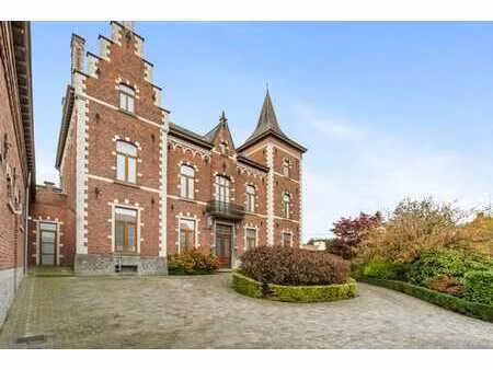 superbe maison de maitre avec jardin cloturé.