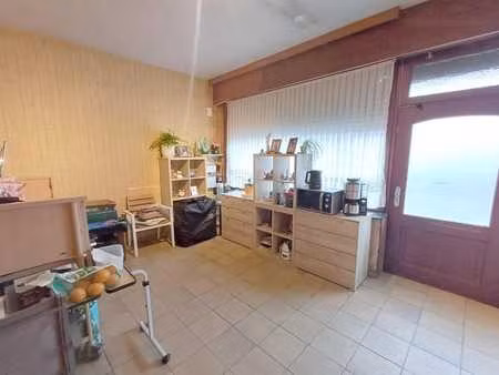 maison offrant de beaux volumes  à rénover  avec jardin