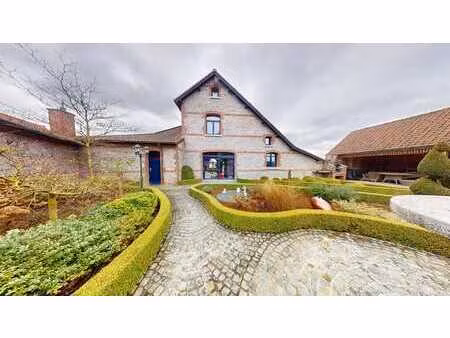 villa 4 façades meublée -300 m² +32 ares +105 m² espace prof