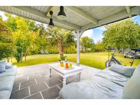 maison impeccable avec superbe jardin et garage !