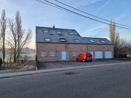 strepy - 700 m place de maurage  vaste appt 3 chambres