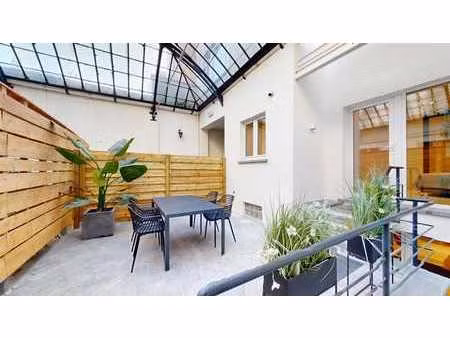 place stephanie / duplex avec cour couverte - peb d-