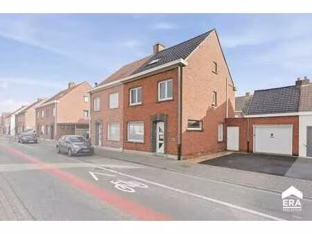 maison semi-ouverte avec jardin et garage