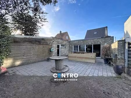 woonst (4 slpk) met praktijkruimte  garages en extra stal...