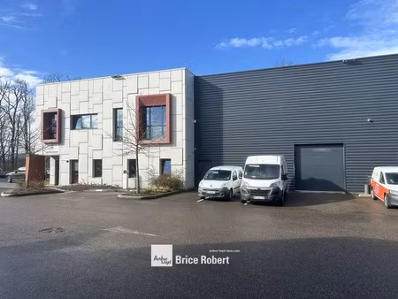 a louer - local d'activités avec une hauteur sous plafond de 6.5 m et des fenêtres - dardi