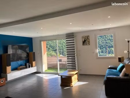 grand appartement 3 pièces récent à coté de mende