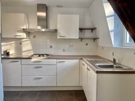 spacieux appartement 2ch dressing sdb sdd rénové peb c