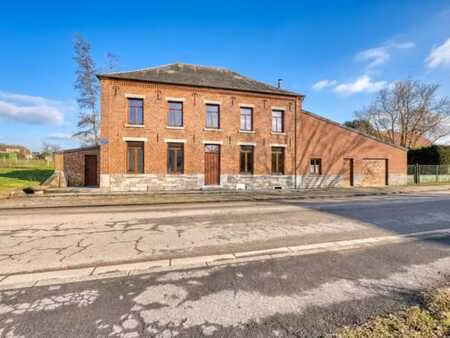 maison avec garage et pâtures