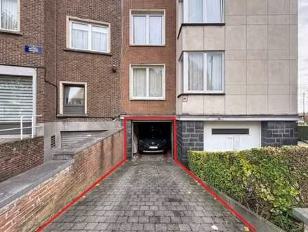 laeken - box fermé +/- 20m2 + emplacement extérieur