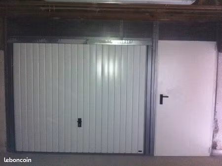 box neuf dans grand garage sécurisé