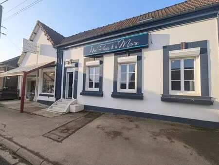 ensemble immobilier avec maison  locaux commerciaux et hangar à 10 min de montreuil-sur-me