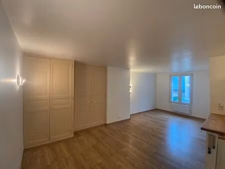 grand t2 48 m2 meublé ou non meublé entièrement rénové place blossac en hyper centre