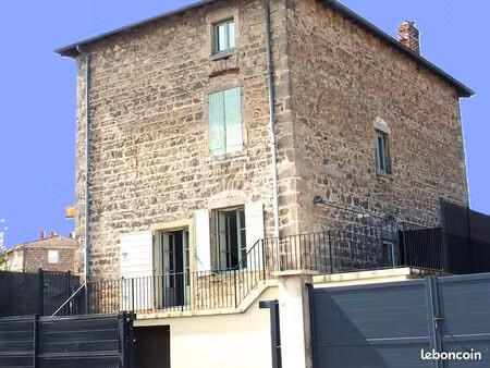 grande maison refaite à neuf avec terrasse  jardinet et garage