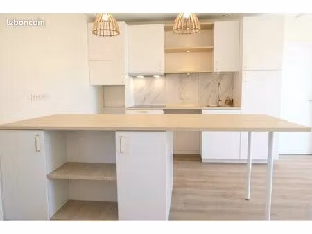 lumineuse maison t4 en duplex – centre-ville de rivière – disponible à partir du 5 mars