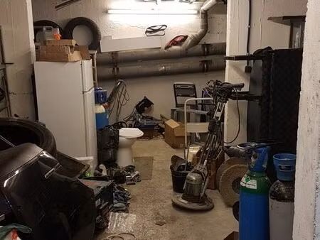 local entrepôt en première sous-sol stockage d'une surface de 45m2