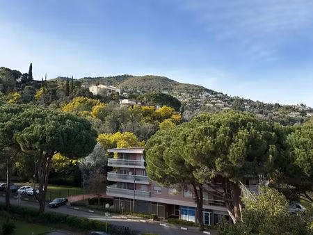 dernier étage – studio avec terrasse et vue colline  parking & ascenseur