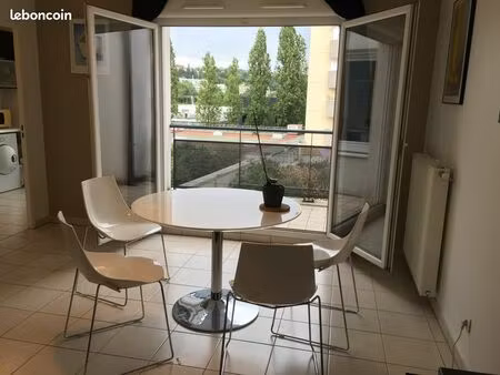 t2 de 48m2 lumineux au calme avec une terrasse et une vue dégagée + grand garage fermé