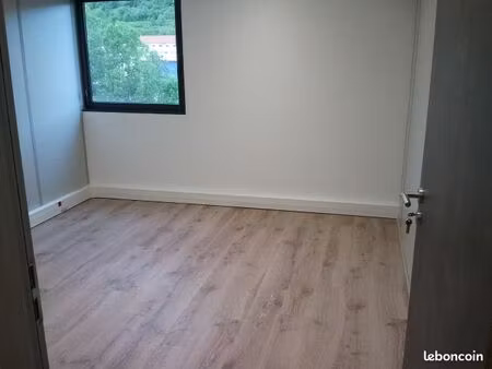 local commercial bureau 13m2