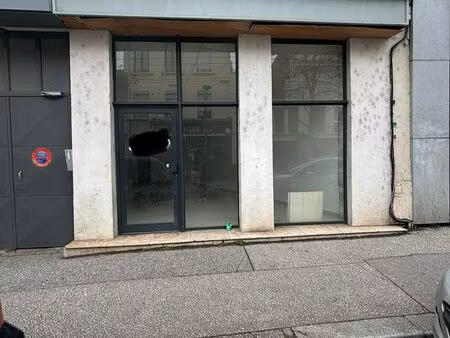 beau local à louer métro valmy