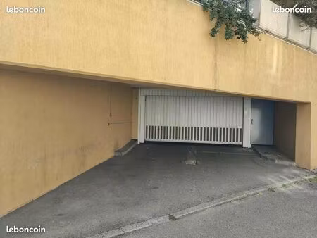 box fermé à louer – 13 m² – proche parc de la tête d’or – en rez-de-chaussée