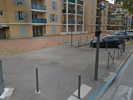 parking en sous sol proche église vaulx village