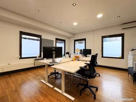 bureau 200 m²