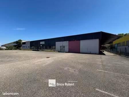 local d'activité 2 200 m²