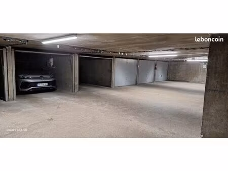 box fermé 15m2 - securisé - proche part-dieu