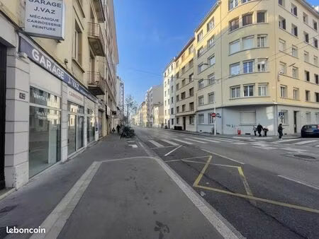 commerce habillement/textile 70 m²