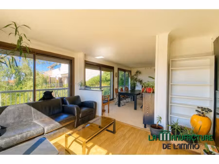 appartement f4 lumineux avec terrasse et stationnement / sai