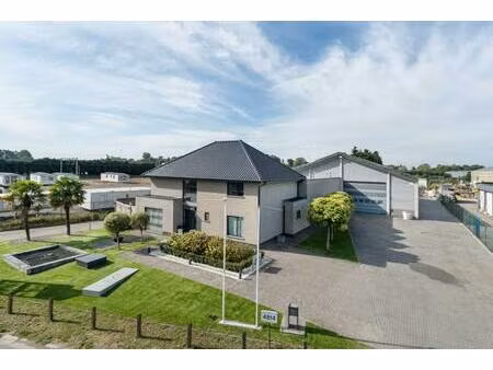 luxe villa met exclusieve tuin en 600m2 magazijn in kmo-zone
