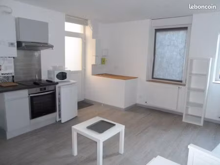 grand studio meublé  plein centre  en très bon état