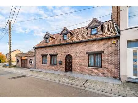 belle maison 3 façades sur un magnifique terrain à dour !