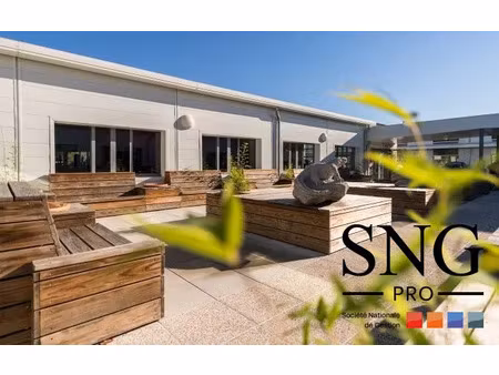 bureau à louer avec vitrine  terrasse  et parkings