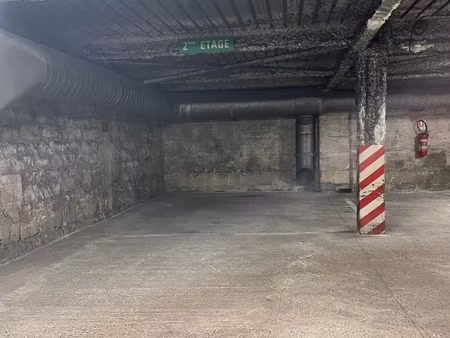 a vendre lot de deux parkings dans immeuble sécurisé centre