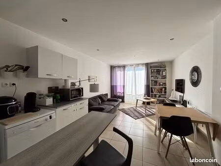 ? t2 lumineux avec aperçu mer – résidence avec parking – la ciotat