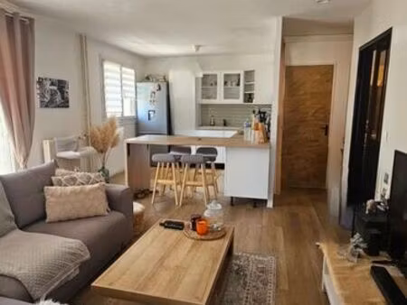 loue appartement meublé ( 870 cc + 90 chauffage et eau chaude inclus) – soit 960 charges c