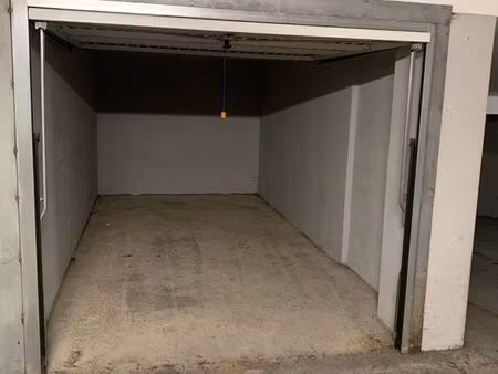 un grand box fermé à louer