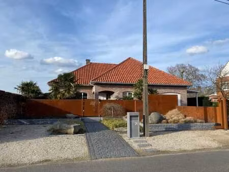 ruime bemeubelde studio met autostaanplaats  geen domicil...