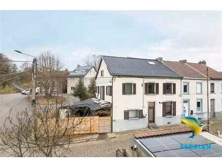 bonne maison 3 façades avec panneaux solaires