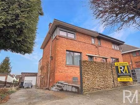 maison 3 façades dans un quartier résidentiel