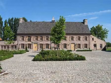 maison de campagne magnifiquement finie avec bureaux sur env