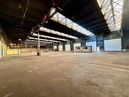 entrepôt +-1.500 m² -zoning industriel- 3 portes électriques
