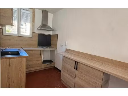 location appartement  m² t-2 à hyères  632 €