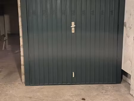 vds box fermé  9 5 m2 proche métro ménilmontant